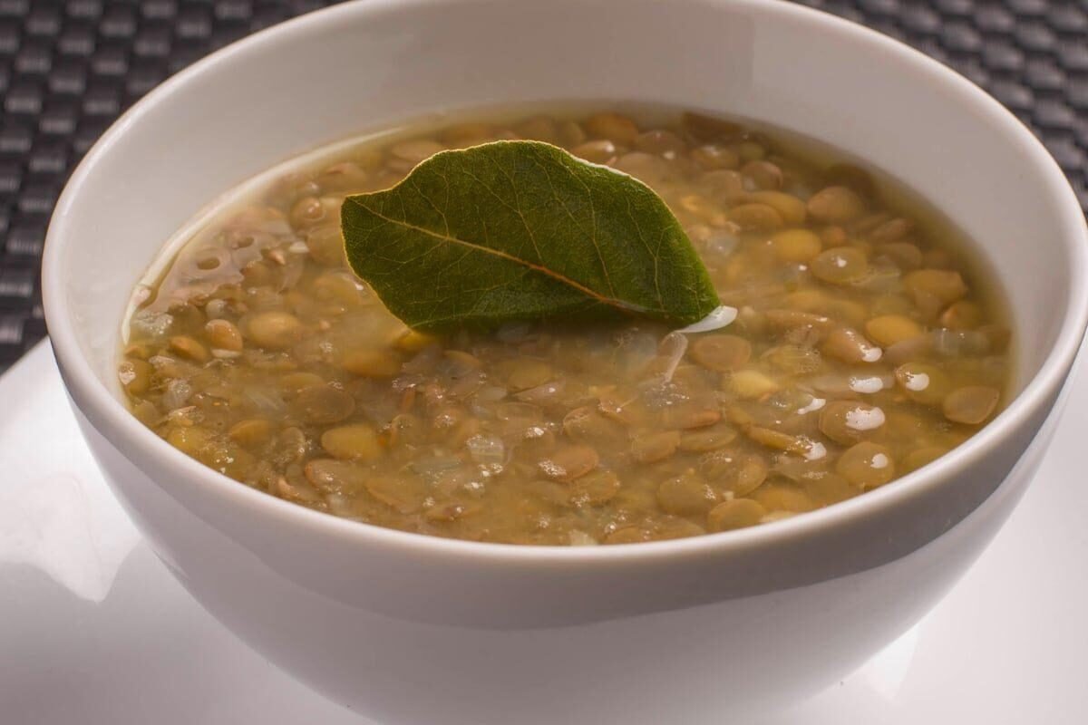 Sopa de lentilha vegetariana com couve e cenoura para uma refeição saudável e nutritiva aprenda a fazer essa receita deliciosa!