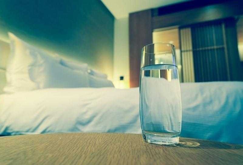 Você tem o costume de deixar um copo de água ao lado da cama antes de dormir?…Depois de ler esse artigo, você vai parar de fazer ISSO imediatamente!