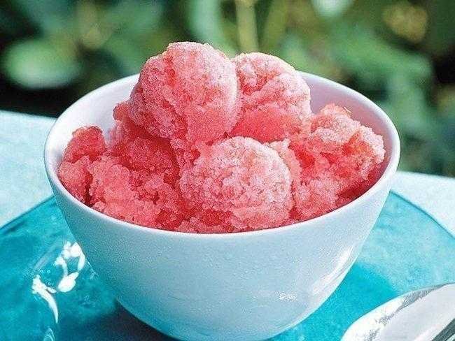 Delicioso gelado caseiro de melancia e leite de coco