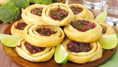 Esfirrinha folhada de carne com brócolis