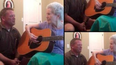 Esta mãe com Alzheimer se lembra de tudo quando canta com o filho