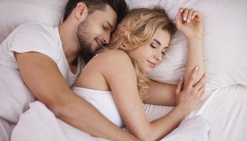 Ficar agarradinho com seu amor melhora a relação, reduz ansiedade e faz bem a saúde