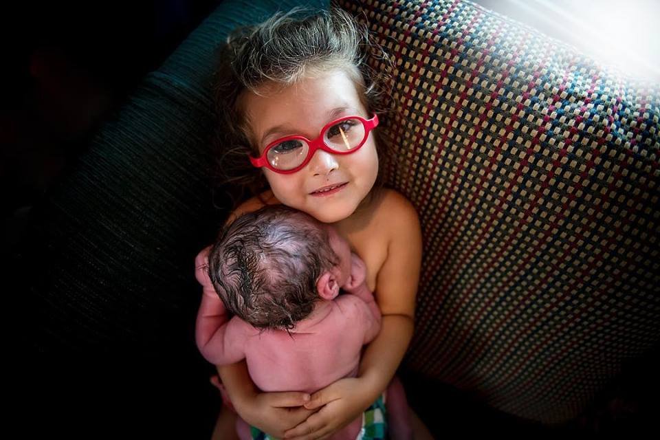 Menina ajuda no parto do irmãozinho