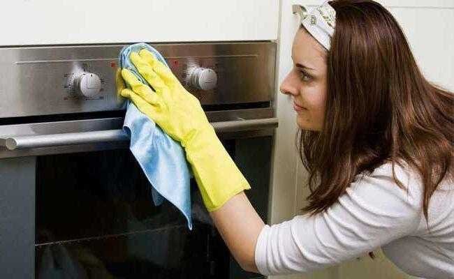 Mistura caseira é perfeita para remover riscos do fogão e de outras superfícies de inox