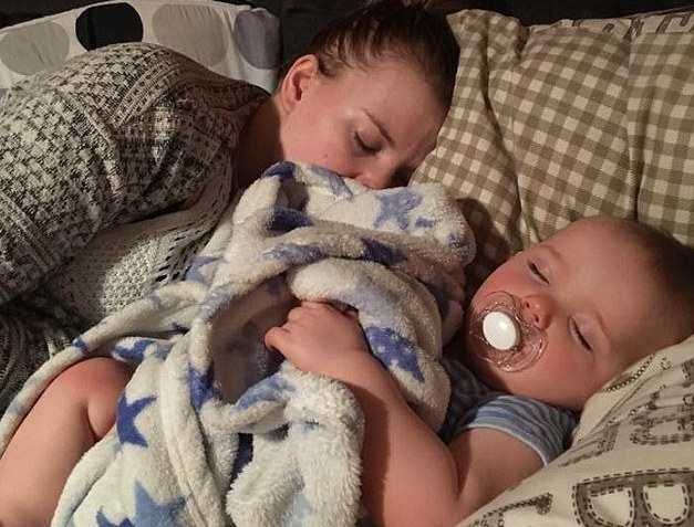 Pai faz relato emocionante sobre sua mulher que deixou o trabalho para cuidar do filho