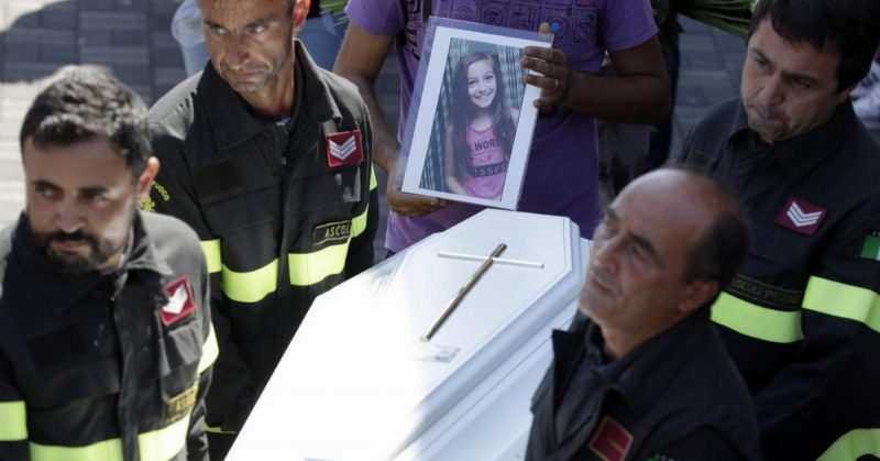 Quando os bombeiros encontraram essa menina de 9 anos, ela já estava morta. Mas embaixo do seu corpo, eles encontraram algo de partir o coração.