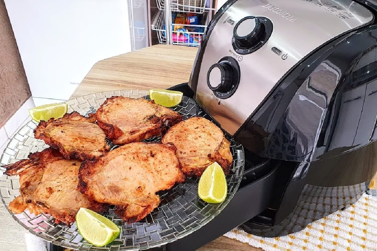 Bisteca suína muito suculenta feita na air fryer sem sujeira de gordura no seu fogão