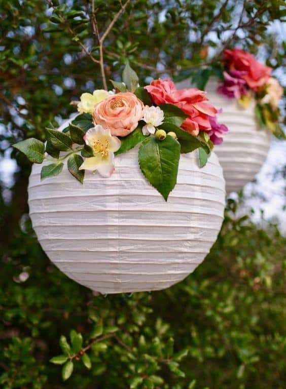 Como decorar lanterna japonesa com flores