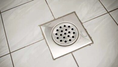 Como limpar ralo de banheiro e evitar o mau cheiro