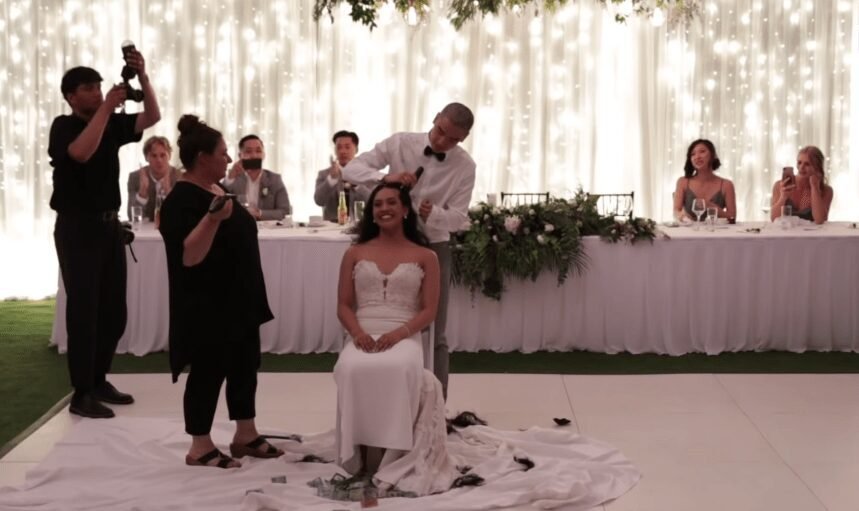 1624394280 141 Noivos raspam cabeca durante casamento em solidariedade a mae com