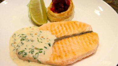 Saiba como fazer salmao grelhado com molho de alho delicioso