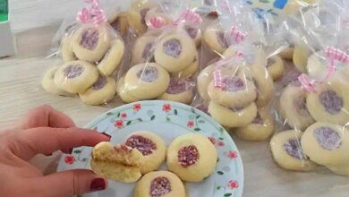 Biscoitinho amanteigado de 3 ingredientes com recheio de goiabada para servir com chá ou café