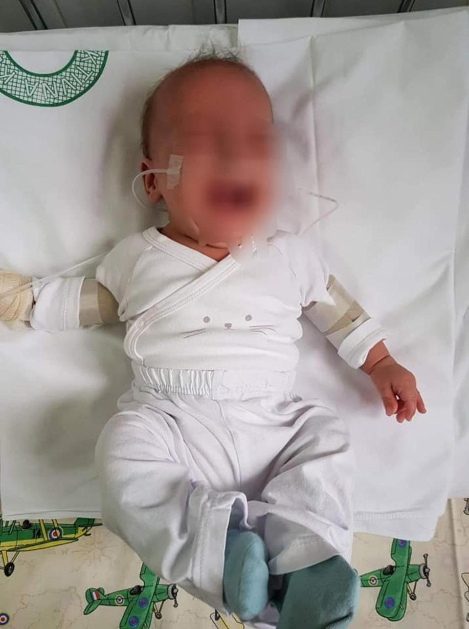 ENFERMEIRA AMARRA BEBE DE 5 MESES NA CAMA DO HOSPITAL