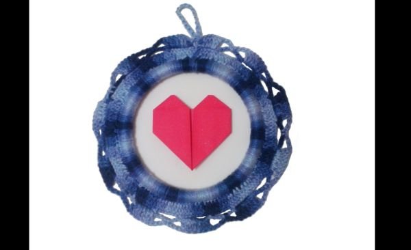 origami de coração no quadro