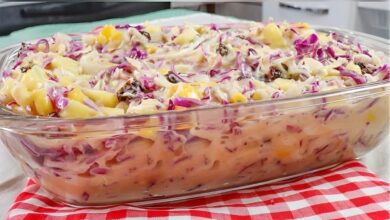 Salada tropical de repolho roxo e frutas