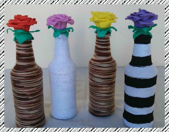 garrafa de vidro com linha e flor garrafa de vidro com linha e flor