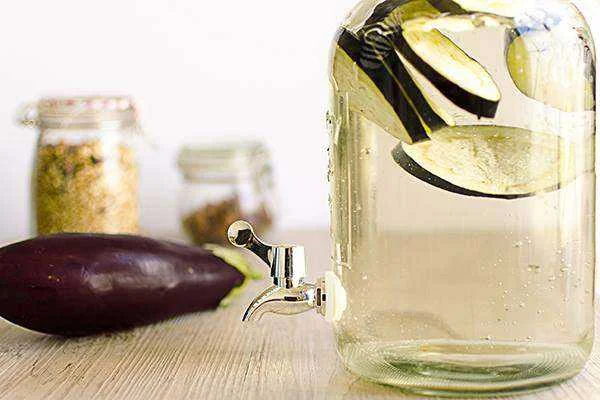 Água de berinjela com limão para emagrecer