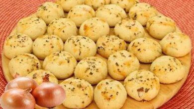 BISCOITO DE CEBOLA COM 3 INGREDIENTES – DERRETE NA BOCA