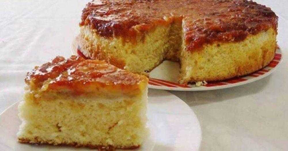 Bolo de banana que já sai recheado do forno