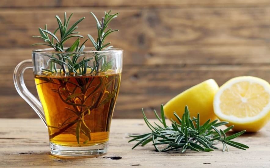 Chá de alecrim com limão: acelera o emagrecimento e controla a ansiedade