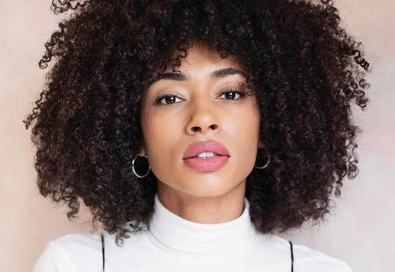 Como reparar cabelo crespo em casa