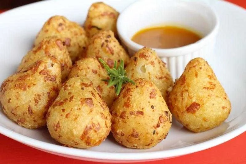 Coxinha de tapioca com queijo branco, não leva farinha ou óleo no preparo