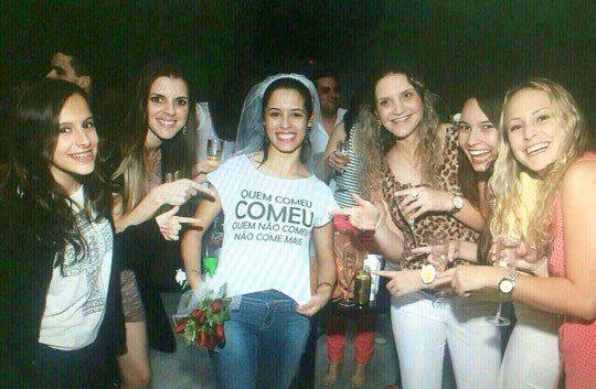 Ela foi abandonada no altar por causa da camiseta