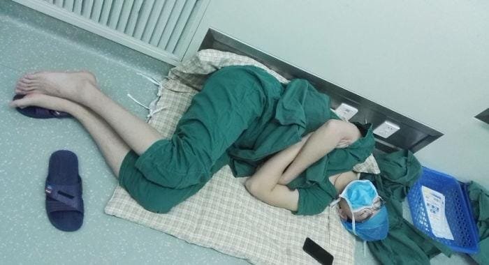 1493234559 296 esse cirurgiao dormiu no chao do hospital apos realizar 5 operacoes seguidas o mundo todo aplaude de pe