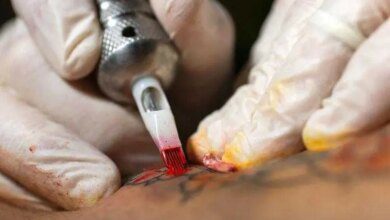 Homem morre após nadar no mar 5 dias depois de fazer tatuagem: é perigoso?