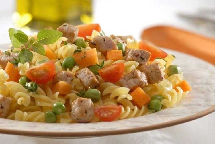 Macarrão Primavera com Carne de Porco