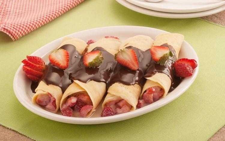 Panqueca de morango e leite condensado