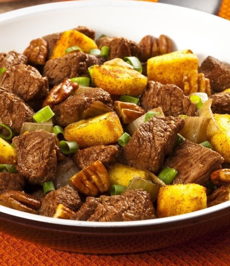 Picadinho de fraldinha com pão torrado