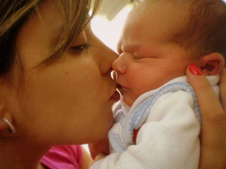 por que voce nunca deve beijar bebes recem nascidos