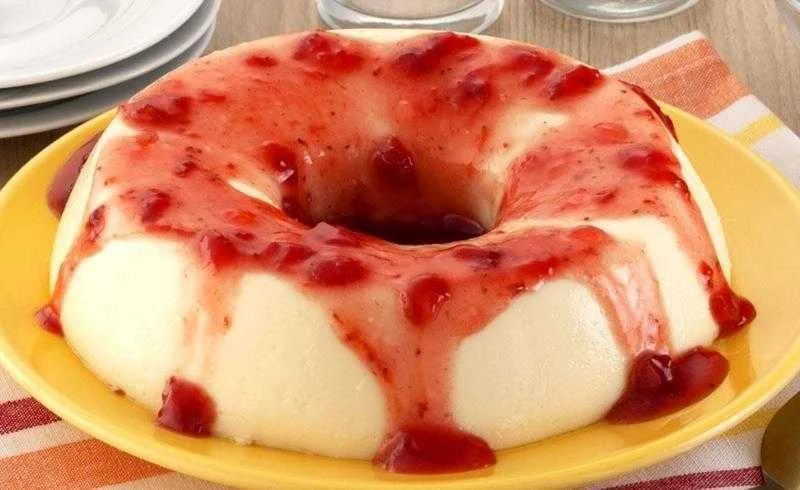 Pudim de iogurte grego com calda de morango