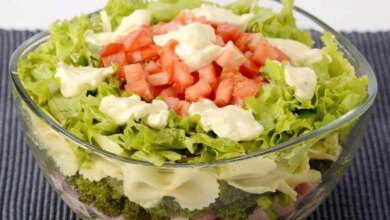 Salada de macarrão em camadas